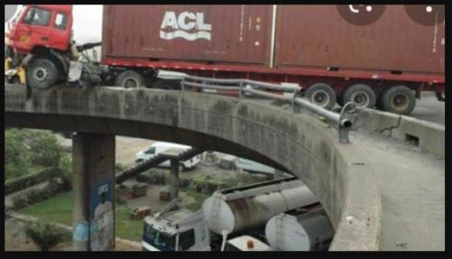 Lagos Govt. Impounds 40 Trailers Under Flyover Bridges At Costain To Iganmu In Lagos