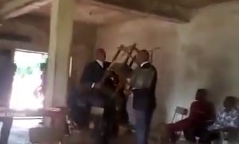 Panic As Two Lawyers Clash In Court, Lift Chairs Against Each Other (VIDEO)