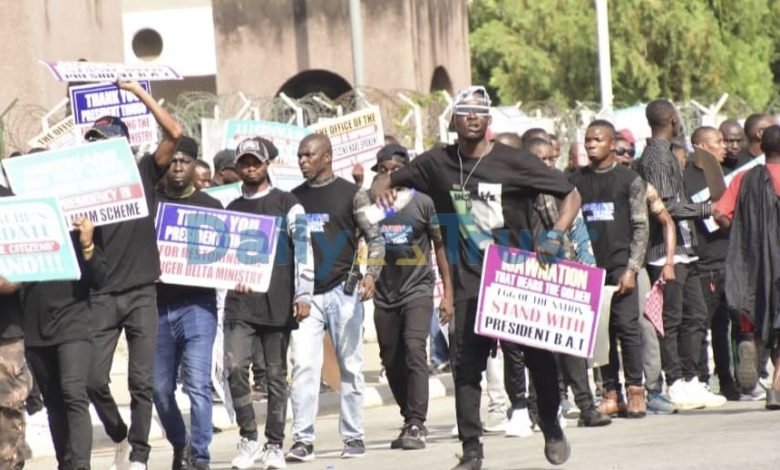 BREAKING: Protest Erupts As Supreme Court Delivers Judgment In Cases Against Tinubu (PHOTOS)