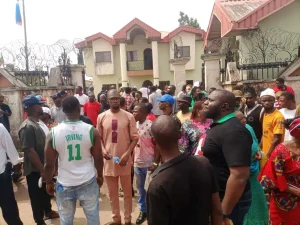 Viral Video shows APC agents distributing money to residents ahead of Edo governorship election