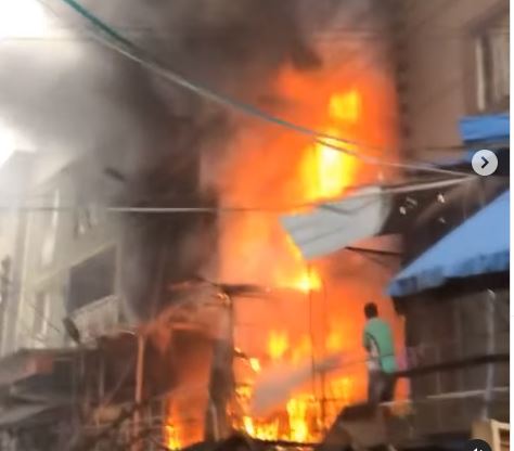 BREAKING: Panic As Fire Breaks Out In Idumota Market (VIDEO)