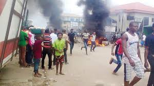 BREAKING: Mayhem In Abuja As Robbers, Soldiers, Policemen Exchange Fire, Angry Mob Burn Corpse Of One Gunman