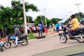  Tension As Policemen, Youths Block APC Secretariat In Benue Ahead Of Caucus Meeting