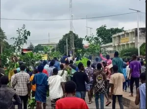  Tension As Angry Protesters Storm Buhari's House In Daura (VIDEO)